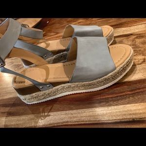 NWOT Gray platform sandals